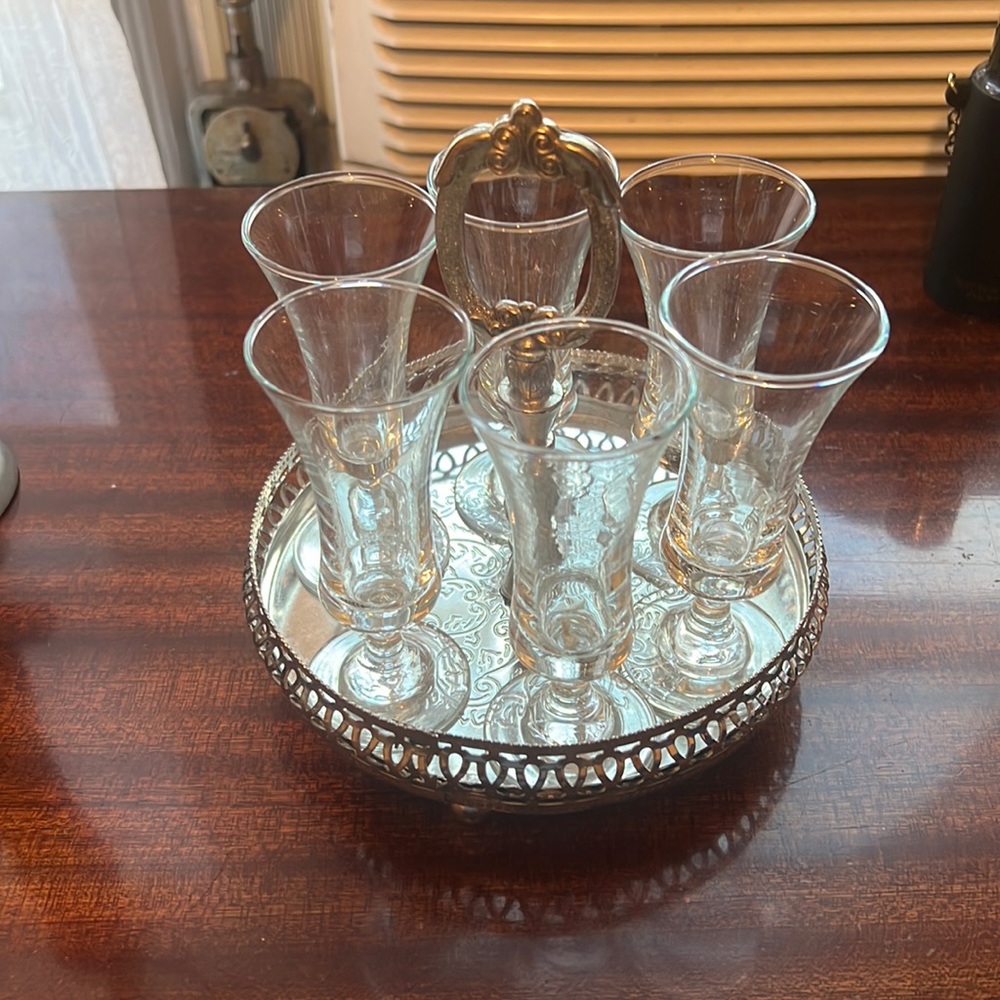 Cordial glass set and holder